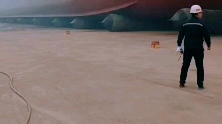 賀大津重工8000DWT散貨船氣囊上排下水吉水接水順利